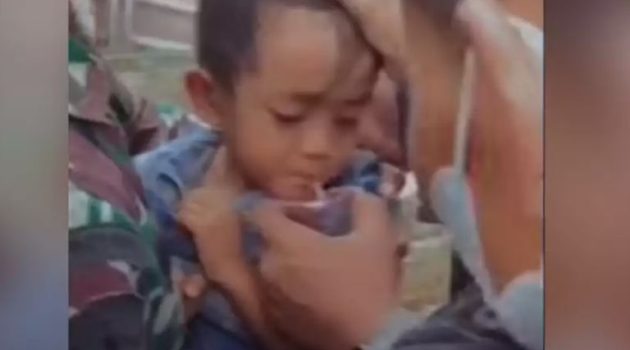 Ινδονησία: 6χρονος ανασύρθηκε ζωντανός μέσα από συντρίμμια δυο μέρες μετά τον σεισμό