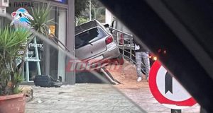 Απίστευτο τροχαίο στο κέντρο της Πάτρας: Αυτoκίνητο «σκαρφάλωσε» σε ράμπα