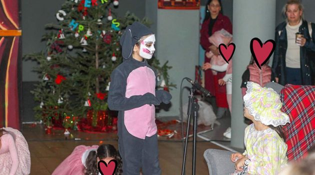 Αγρίνιο: Καταχειροκροτήθηκε η Χριστουγεννιάτικη παράσταση του 20ου Δημοτικού στη Λαχαναγορά (Photos)