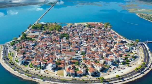 «Πλωτή πόλη»: Το νησί που επιπλέει στη θάλασσα είναι η «Μικρή Βενετία» της Ελλάδας (Photos)