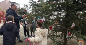 Καλύβια: Οι μαθητές του Δημοτικού Σχολείου στόλισαν το Χριστουγεννιάτικο δέντρο…