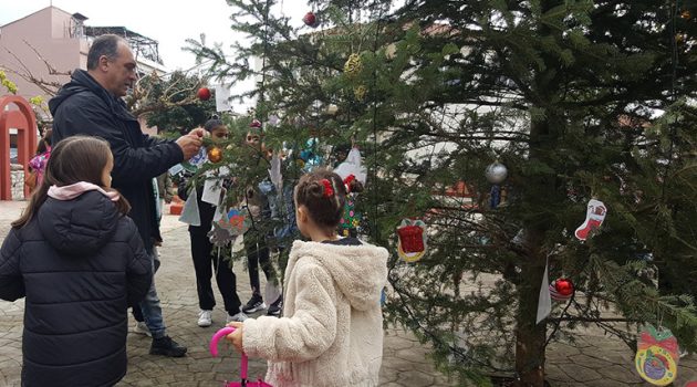 Καλύβια: Οι μαθητές του Δημοτικού Σχολείου στόλισαν το Χριστουγεννιάτικο δέντρο (Photos)