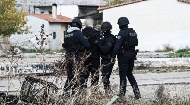 Αγρίνιο: Έφοδοι της Αστυνομίας σε καταυλισμούς Ρομά | Επτά προσαγωγές – Μία σύλληψη