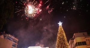 Την Πέμπτη η φωταγώγηση του Χριστουγεννιάτικου Δέντρου Αμφιλοχίας