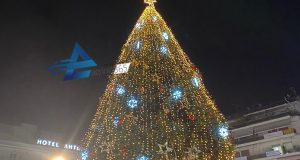 Αγρίνιο: Σε φαντασμαγορική ατμόσφαιρα η φωταγώγηση του Χριστουγεννιάτικου δέντρου (Videos…