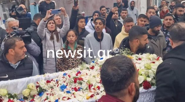 Θεσσαλονίκη: Οδύνη στην κηδεία του 16χρονου Ρομά που πυροβολήθηκε από Αστυνομικό