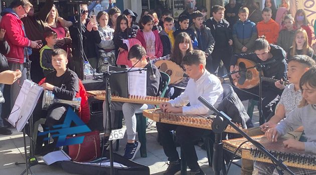 Αγρίνιο: Τα πρώτα Κάλαντα από το Μουσικό Σχολείο στον πεζόδρομο Χαρ. Τρικούπη (Video – Photos)