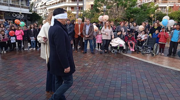 Αγρίνιο: Με μάτια δεμένα ο Γ. Παπαναστασίου στην Κεντρική Πλατεία – Δράση για την 3η Δεκεμβρίου (Photos)