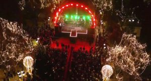Η Αθήνα ανάβει το Χριστουγεννιάτικο δέντρο: Live από την Πλατεία…