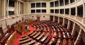 Υποκλοπές: Δείτε live τη «μάχη» των Πολιτικών Αρχηγών στη Βουλή
