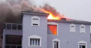 Σπίτι έπιασε φωτιά από κεραυνό στην Καλαμάτα (Video)