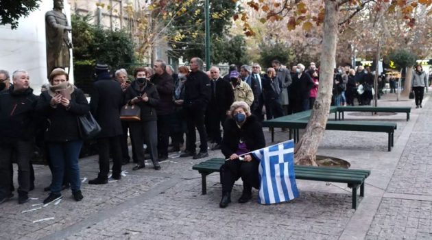 Μέχρι τις 11:00 το λαϊκό προσκύνημα πριν την Κηδεία του Τέως Βασιλιά Κωνσταντίνου (Video)