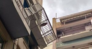 Ξεκόλλησε μπαλκόνι από ξενοδοχείο στη Λεωφόρο Συγγρού και κρέμεται στο…