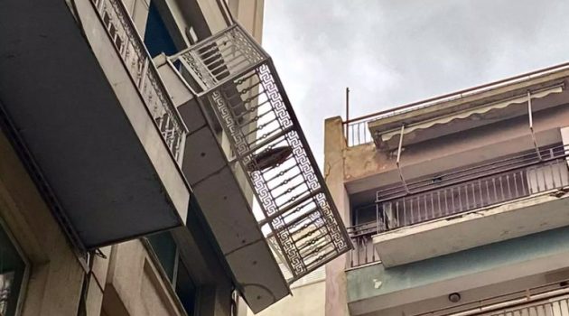 Ξεκόλλησε μπαλκόνι από ξενοδοχείο στη Λεωφόρο Συγγρού και κρέμεται στο κενό