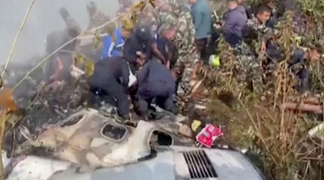 Συντριβή αεροσκάφους στο Νεπάλ – Δεκάδες νεκροί (Video – ντοκουμέντο από τις τελευταίες στιγμές)
