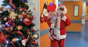 Αγρίνιο: Ο Άγιος Βασίλης στην Παιδιατρική του Νοσοκομείου (Photos)