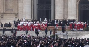 Σε εξέλιξη η κηδεία του Πάπα Βενέδικτου στην Πλατεία του…