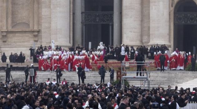 Σε εξέλιξη η κηδεία του Πάπα Βενέδικτου στην Πλατεία του Αγίου Πέτρου – Δείτε live
