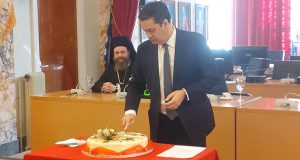 Ο Δήμαρχος Αγρινίου έκοψε την Πρωτοχρονιάτικη πίτα (Photos)