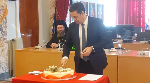 Ο Δήμαρχος Αγρινίου έκοψε την Πρωτοχρονιάτικη πίτα (Photos)