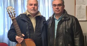 Μια ακουστική κιθάρα χάρισε ο Γιάννης Ψειμάδας σε μαθήτρια του…