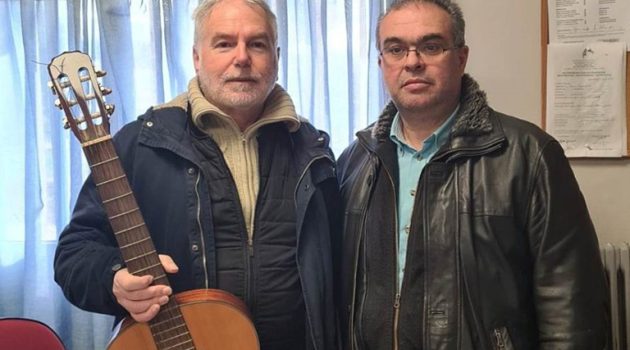 Μια ακουστική κιθάρα χάρισε ο Γιάννης Ψειμάδας σε μαθήτρια του ΓΕ.Λ. Παναιτωλίου (Photos)
