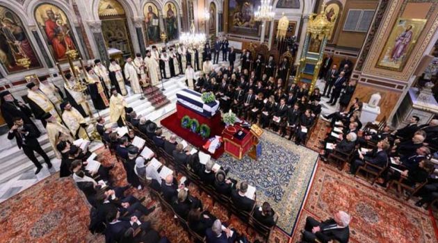 Ποιοι βρέθηκαν στην κηδεία του τέως Βασιλιά Κωνσταντίνου – Πώς κάλυψαν το γεγονός τα ξένα Μ.Μ.Ε. (Video – Photos)