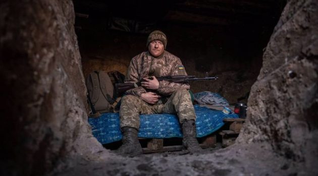 Ποια εκεχειρία; Ουκρανοί και Ρώσοι γιορτάζουν τα Χριστούγεννα με τις βόμβες να πέφτουν