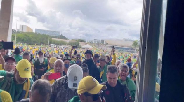 Βραζιλία: Εικόνες από την εισβολή των οπαδών του Μπολσονάρο στο Κογκρέσο (Videos)