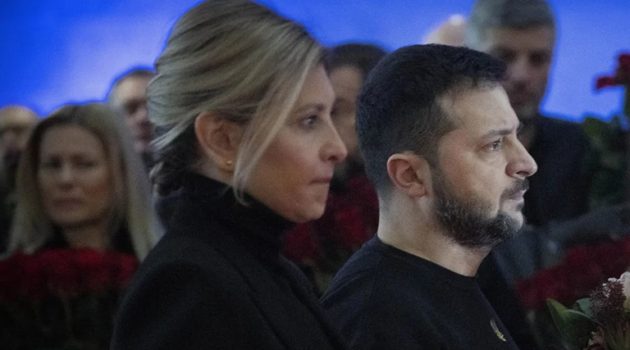 Συντετριμμένος ο Ζελένσκι στην κηδεία των θυμάτων από την πτώση του ελικοπτέρου