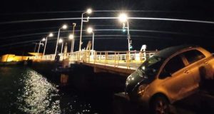 Εκτροπή οχήματος στην πλωτή Γέφυρα Λευκάδας – Από τύχη αποτράπηκαν…