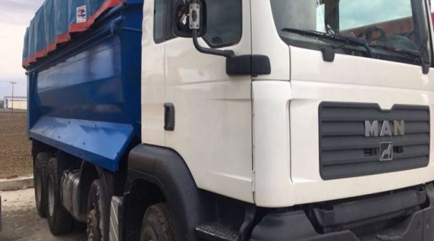 Αγρίνιο: Διερχόμενο φορτηγό… ξήλωσε δέντρο στο κέντρο της πόλης (Photo)