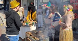 Αγρίνιο – Τσικνοπέμπτη: Σε καρναβαλικούς ρυθμούς καφετέριες και μαγαζιά (Photos)