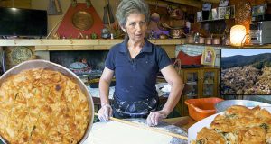 Η κυρία Σοφία από τη Βράχα Ευρυτανίας φτιάχνει χωριάτικη λαχανόπιτα…
