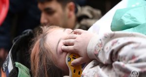 Ανατριχιαστικές στιγμές: Σώζουν παιδιά μέσα από τα συντρίμμια σε Τουρκία…