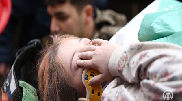 Ανατριχιαστικές στιγμές: Σώζουν παιδιά μέσα από τα συντρίμμια σε Τουρκία και Συρία