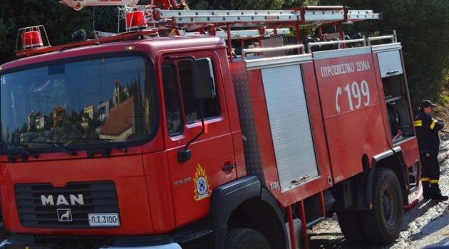 Νεοχώρι: Κάηκε ολοσχερώς αποθήκη με αγροτικά μηχανήματα
