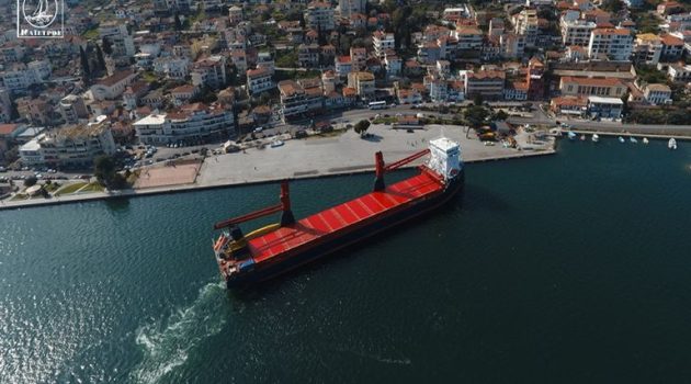 Λιμάνι Αμφιλοχίας: Σωλήνες ύδρευσης του Δήμου Αγρινίου σε γιγάντιο πλοίο (Video)