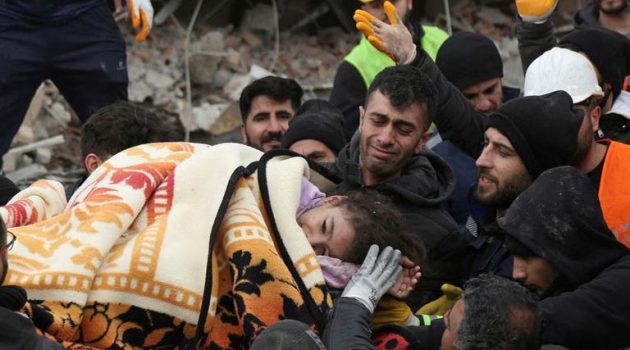 Εικόνες βιβλικής καταστροφής στην Τουρκία – Πλησιάζουν τους 2.000 οι νεκροί από τον σεισμό (Videos – Photos)