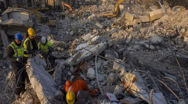 Σεισμός στην Τουρκία: Γυναίκα κατάφερε να βγει από τα χαλάσματα μετά από 203 ώρες