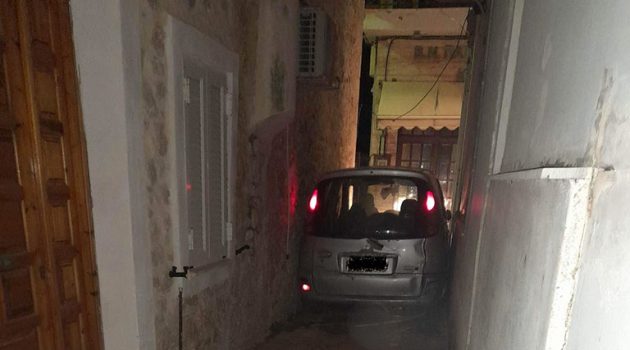 Της νύχτας τα καμώματα: «Σφήνωσε» το αυτοκίνητο μέσα στο σοκάκι στον Μύτικα (Photos)