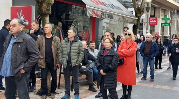 Αγρίνιο: Με κλειστά καταστήματα και συγκέντρωση στην Παπαστράτου διαμαρτυρήθηκαν οι έμποροι για τα Τέμπη (Videos – Photos)