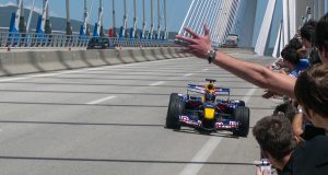 Όταν μια Formula 1 διέσχισε τη μεγαλύτερη Γέφυρα της Ελλάδας…