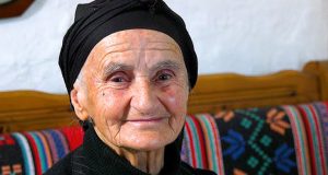 Βαλαώρα Αγράφων: Η συμπαθέστατη γιαγιά Αθηνά μιλά για τα δύσκολα…