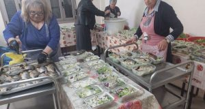 Αγρίνιο: Γιορτινό τραπέζι από τις εθελόντριες των συσσιτίων για τους…