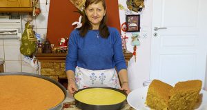 Παραδοσιακή καρυδόπιτα από την Ελένη στα Φουρνά Ευρυτανίας (Video)