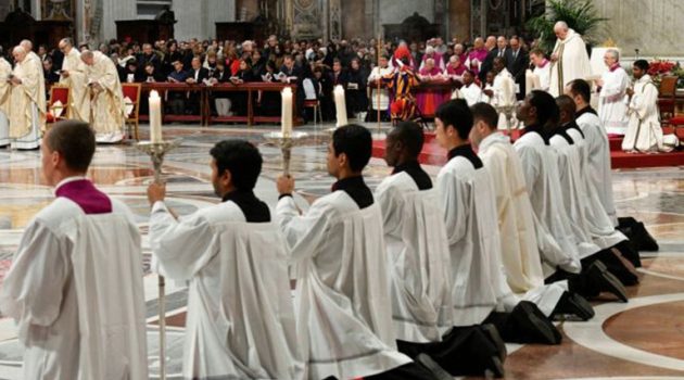 Δήλωση – έκπληξη από τον Πάπα: «Η αγαμία των κληρικών θα μπορούσε και να αναθεωρηθεί»