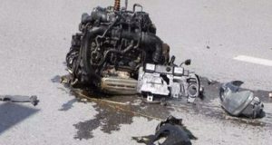 Καλαμάτα: Τροχαίο με μηχανή αυτοκινήτου να εκσφενδονίζεται – Μεταξύ ζωής…