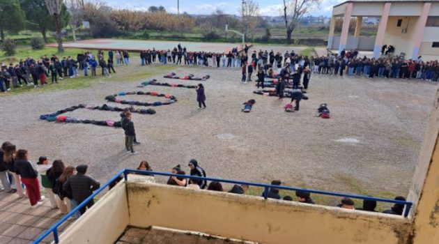 Αγρίνιο: «Ποτέ Ξανά», από τους μαθητές του 5ου Γενικού Λυκείου και το 2ου ΕΠΑ.Λ. για την τραγωδία στα Τέμπη