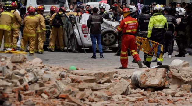 Σεισμός 6,7 Ρίχτερ στον Ισημερινό: Κατέρρευσαν κτίρια – Η στιγμή που χτυπά ο «Εγκέλαδος» (Videos)